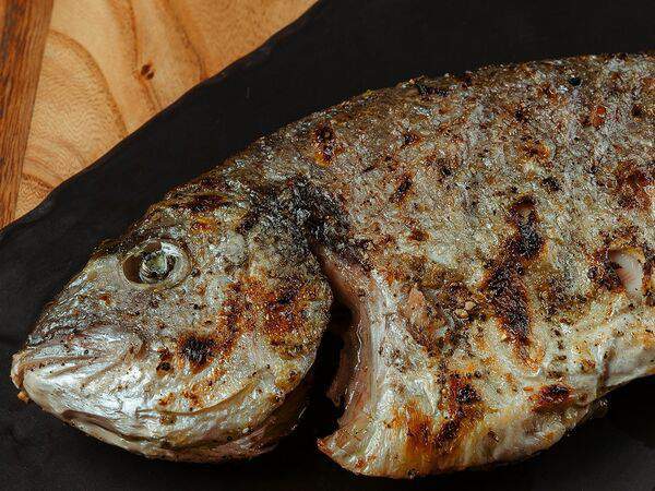 Матадор гриль - Дорадо с томатами черри и лимоном на гриле