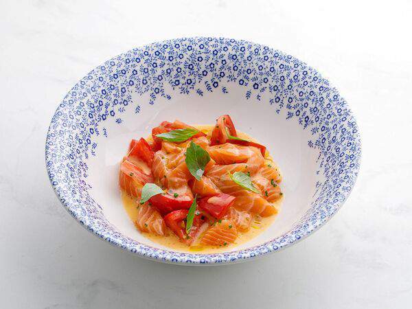 Oggi Bistro - Тартар из лосося с томатами и юзу