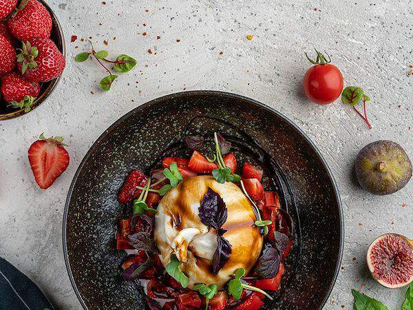 ChaCha - Буррата с томатами и клубникой