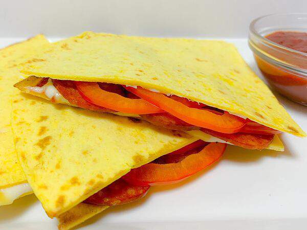 Mr Tako - Кесадилья с пепперони и салями