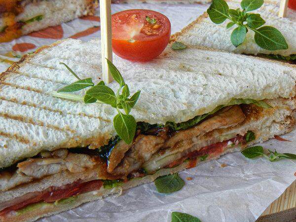 Пицца & лапша - Клаб сендвич с куринной грудкой и соусом терьяки