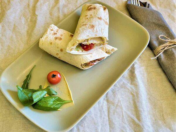 Nova Coffee - Ролл с сыром страчателла, фета и томатами