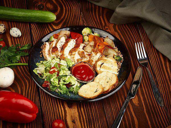 Вершина - Куриная грудка гриль с гречкой и салатом