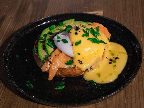 Мята Cyber Lounge Bar - Бейгл с лососем и яйцом пашот