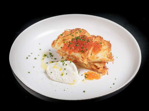 Мона - Картофельные драники с красной икрой и сметаной