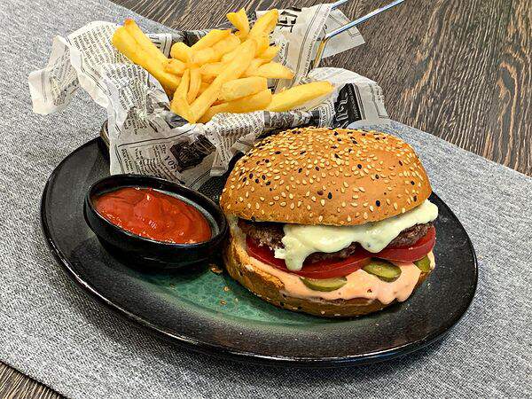 ВкусняША - Бургер Блю-чиз