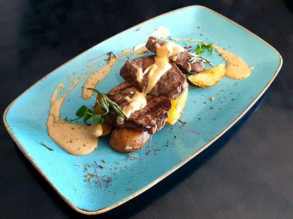 Toplivo - Медальоны из говядины с запеченным бейби картофелем, кенийской фасолью и фирменным соусом