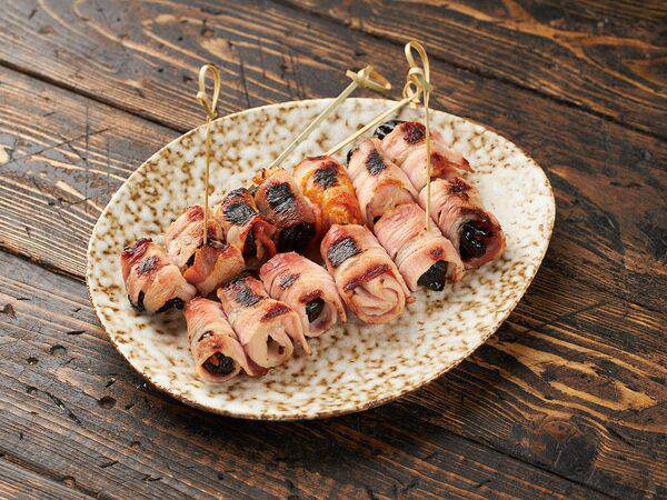 Югославия гриль - Чернослив с миндалем в беконе (на гриле)