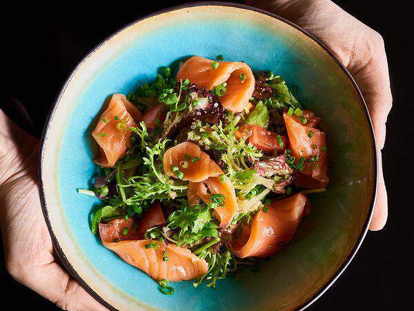 Chocolate - Салат с лососем и киноа