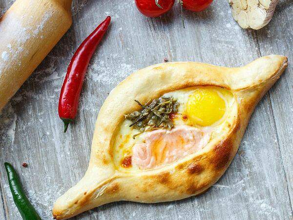 Грузинское кафе Ван Гоги - Лодочка с красной рыбой