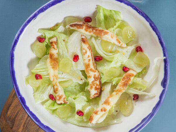 Алазани - Салат с винoградом и жареным сулугуни