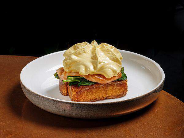 Мона - Яйцо Бенедикт с лососем