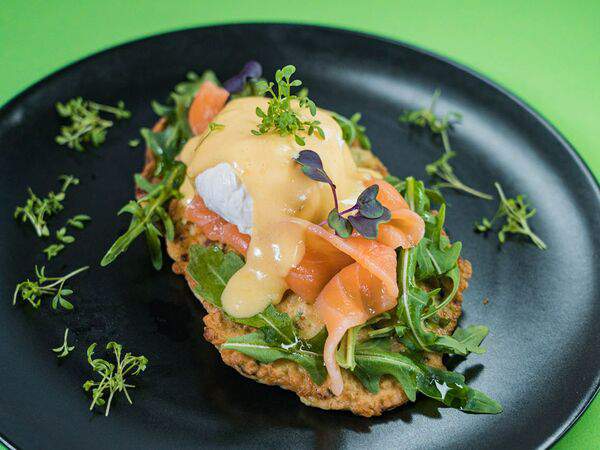 Take Eat Easy - Драники из цуккини с семгой и пашот