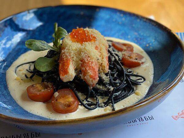 Рыбы бы - Чёрная лапша с фалангами камчатского краба