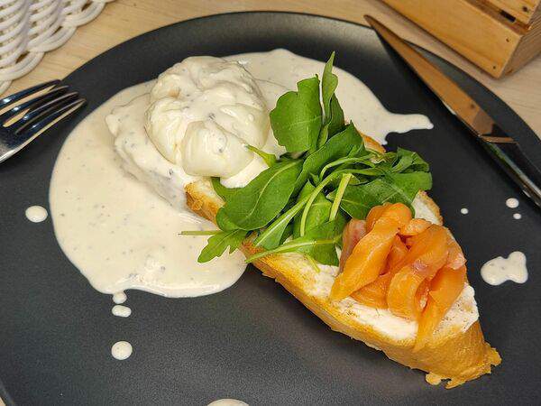 Volstreet - Яйцо пашот на домашнем хлебе с сёмгой