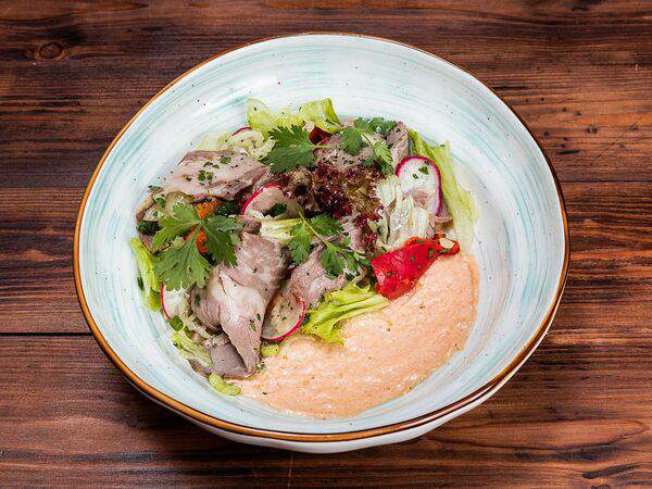 Трактир Колесо - Салат с мраморной говядиной, печеным перцем, редисом и сельдереем