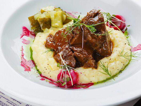 Pivovar - Телячья щечка с картофельным пюре и огурцами