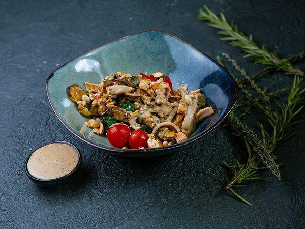 На крючке - Морские водоросли с морепродуктами и ореховой заправкой