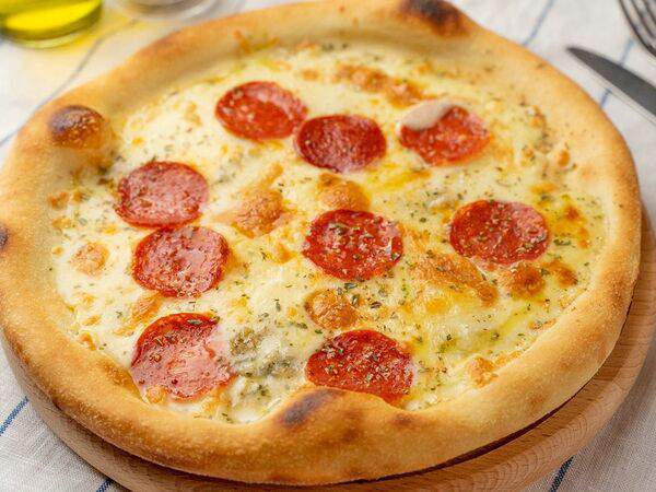 Centrale - Пицца Четыре Сыра и Салями