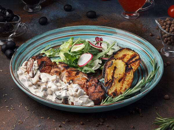 Blackwood - Стейк из cвинoй шеи с соусом Грибной жюльен