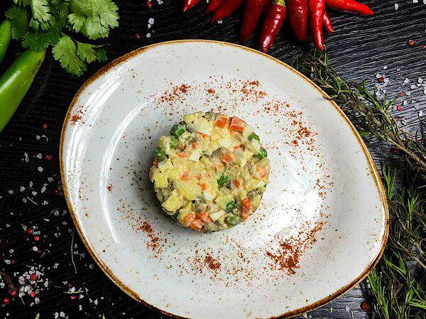 Брашна - Салат Оливье с куриным филе