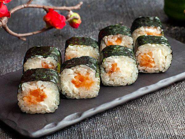 Большие Тарелки - Ролл с лососем и нежным сыром