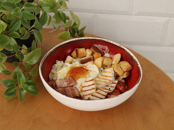 Люблю Кофе - Боул Цезарь с беконом и яйцом