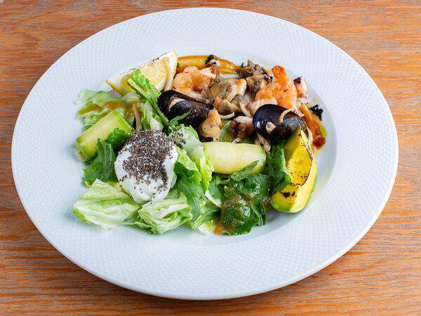 Мясо и вино - Гриль-салат с морепродуктами