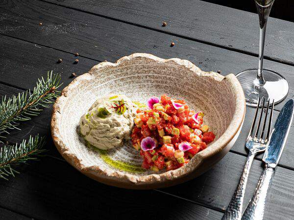 Гости рестопаб - Тартар из тунца с соусом спайси