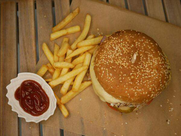 Kaikan - Бургер с курицей и картошка фри