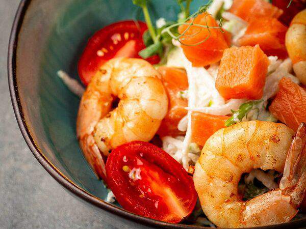 Фиши - Салат с креветкой и лососем