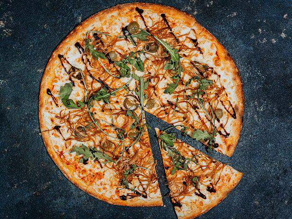 Огонёк - Пицца с взрывной свининой, перцем халапеньо и жареными оливками