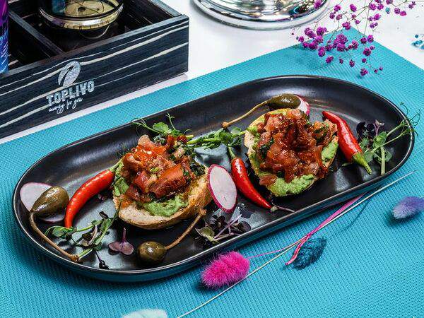 Toplivo - Брускетты со свежими и вялеными томатами под соусом песто