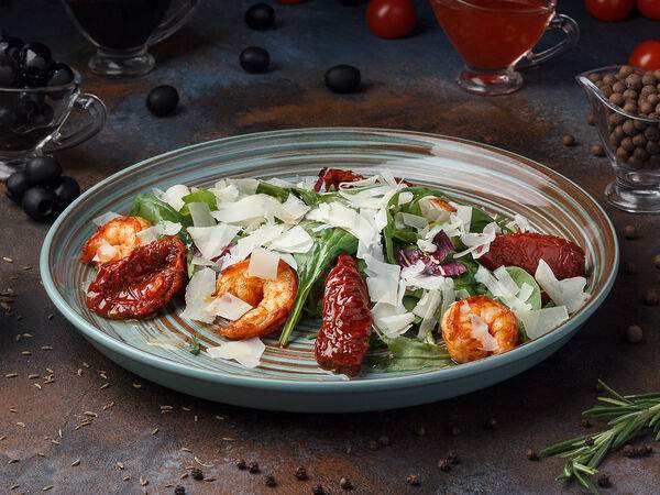 Blackwood - Салат с тигровыми креветками, вялеными томатами, сыром пармезан и цитрусовой заправкой