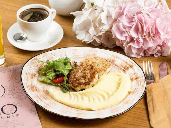 Theo - Куриные котлетки с картофельным муссом