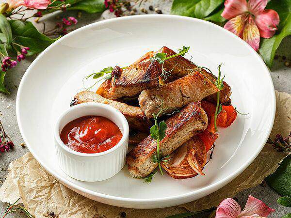 Вэлфед - Свиные палочки в медовой панировке с овощами гриль и томатным соусом