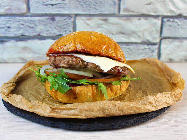 Bela Kava - Бургер Биф с рукколой и ягодным конфи