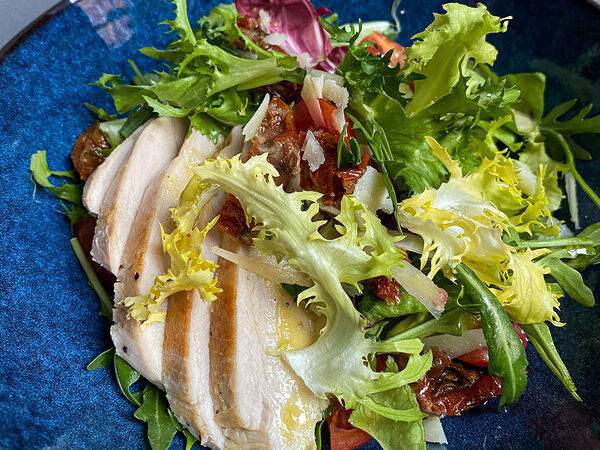 Золотой гребешок - Теплый салат с индейкой, вялеными томатами и пармезаном