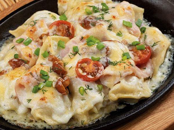 Васильки - Домашние пельмени, запеченные под сливочным соусом с ветчиной и опятами