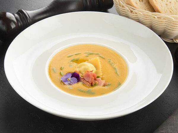 La Scala Trattoria Ignazio - Крем-суп из тыквы с хрустящим беконом и равиоли с рикоттой и шпинатом