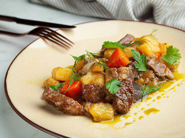 Вкусняхи - Жаркое из мраморной говядины с овощами