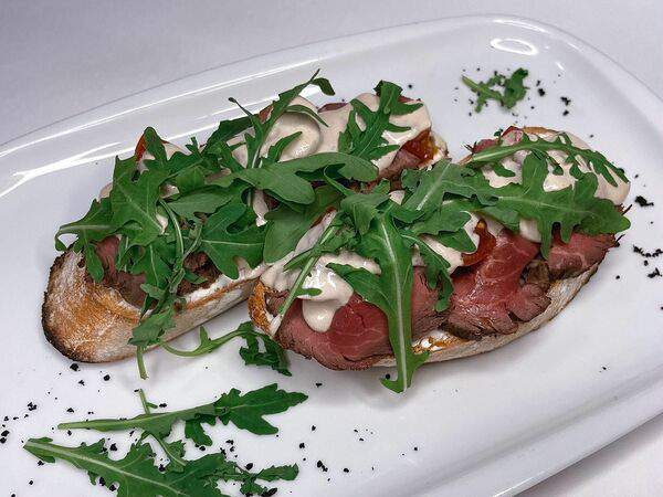 Учительская - Ржаная брускетта с ростбифом