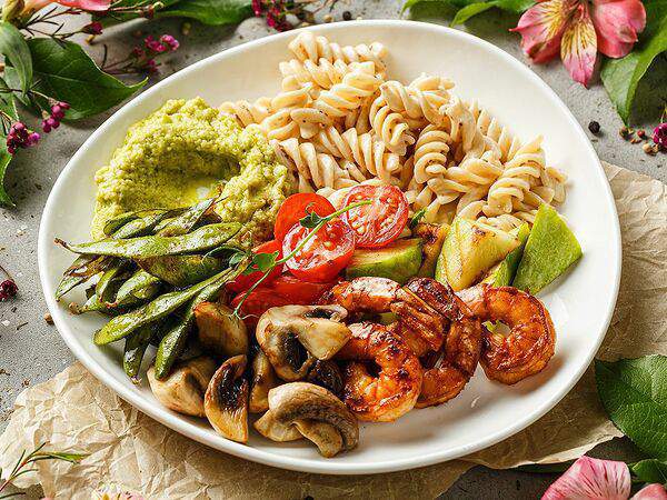 Вэлфед - Боул с тигровыми креветками, пюре из авокадо и макаронами фузилли в ореховом соусе