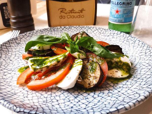 Ristorante Da Claudio - Капрезе с баклажаном на гриле