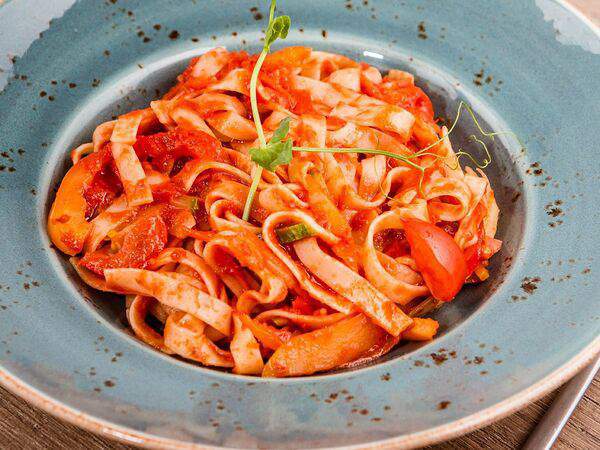 Шкаф - Тальятелле в томатном соусе с сыровяленой ветчиной