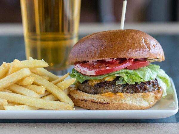 Кафе-пекарня Поль Бейкери - Бургер из мраморной говядины