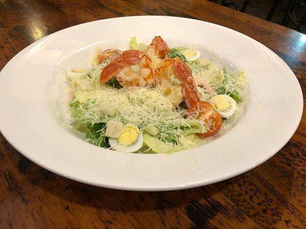 Hamilton's pub - Салат Цезарь с обжаренными креветками