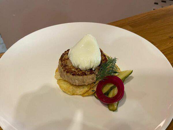 Рыбы бы - Бифштекс из тунца с яйцом Пашот