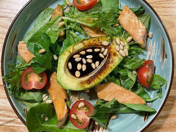 Кухнякафе - Салат авокадо гриль с семгой гриль