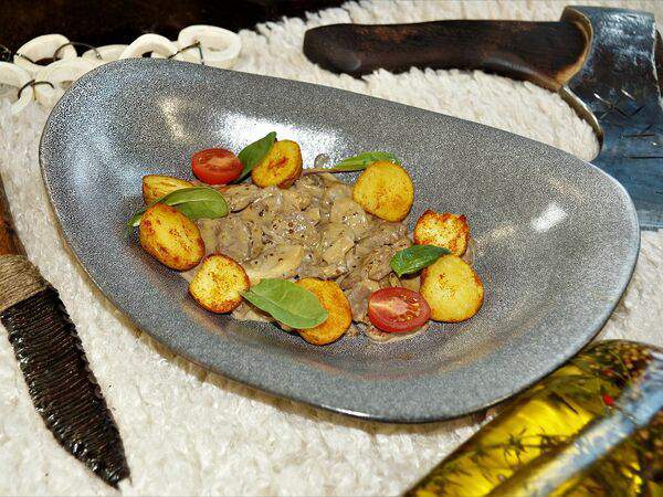 Викинги - Ломтики говяжьей вырезки, грибы, молодой картофель в сливочном соусе с можжевельником